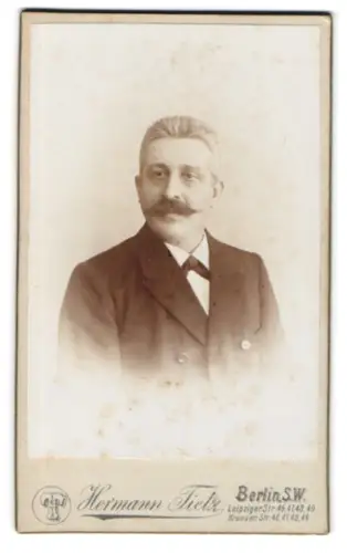 Fotografie Hermann Tietz, Berlin, Leipziger Str. 46, Porträt eines Mannes mit Schnurrbart