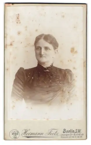 Fotografie Hermann Tietz, Berlin, Leipziger Str. 46, Porträt einer Dame