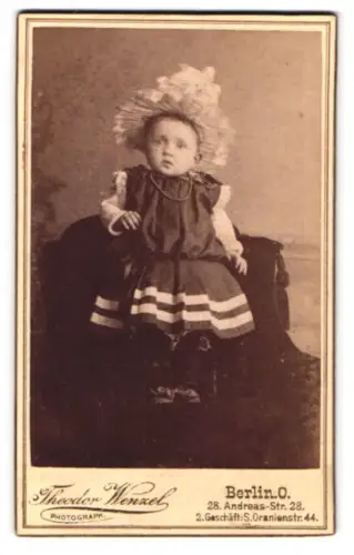 Fotografie Theodor Wenzel, Berlin, Andreas-Str. 28, Kind im eleganten Kleid auf Stuhl