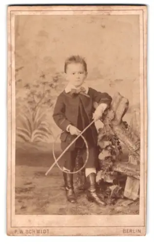 Fotografie F.W. Schmidt, Berlin, Wasserthorstrasse 56, Porträt eines Jungen mit Reifen