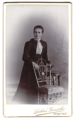 Fotografie Julius Grusche, Neugersdorf, Elegante Dame mit Stuhl
