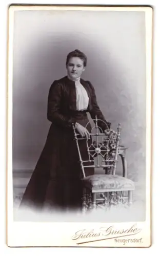 Fotografie Julius Grusche, Neugersdorf, Elegante Dame mit Stuhl