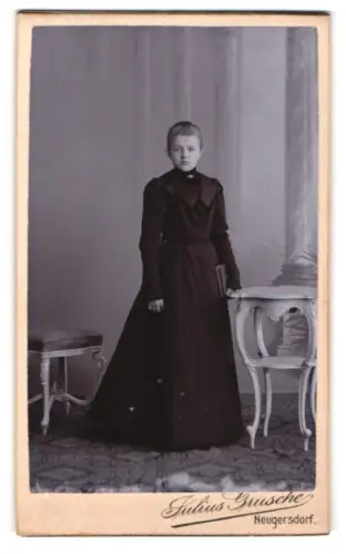 Fotografie Julius Grusche, Neugersdorf, Porträt eines jungen Mädchens mit Buch