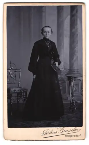 Fotografie Julius Grusche, Neugersdorf, Elegante Dame mit Buch
