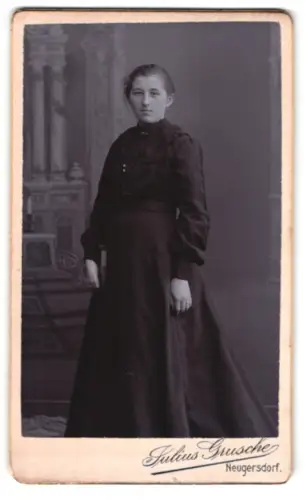 Fotografie Julius Grusche, Neugersdorf, Eine Dame in elegantem Kleid