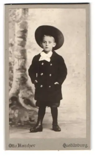 Fotografie Otto Karcher, Quedlinburg, Kleiner Junge in eleganter Kleidung