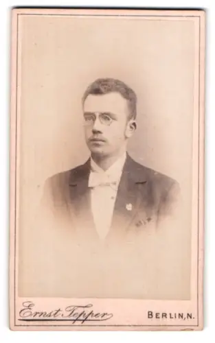 Fotografie Ernst Tepper, Berlin, Chausseestrasse 28, Porträt eines eleganten Herrn