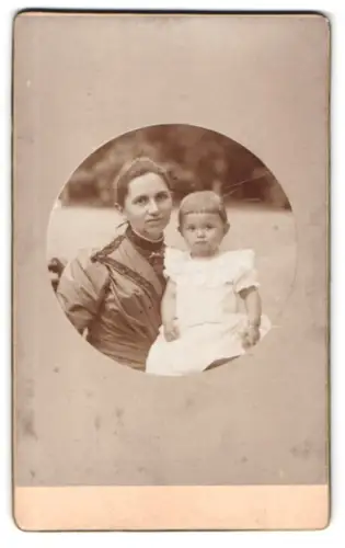 Fotografie unbekannter Fotograf und Ort, Mutter mit Kleinkind