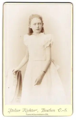 Fotografie Atelier Richter, Beuthen, Tarnowitzerstrasse 28, Mädchen im weissen Kleid