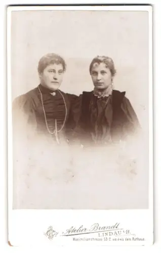 Fotografie Atelier Brandt, Lindau, Maximilianstrasse 53 C, zwei Frauen in eleganter Kleidung