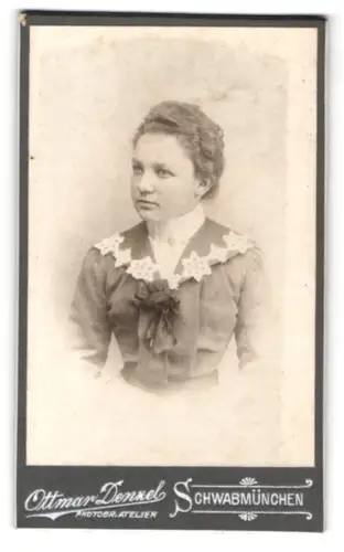 Fotografie Ottmar Denzel, Schwabmünchen, Porträt einer Frau in eleganter Bluse