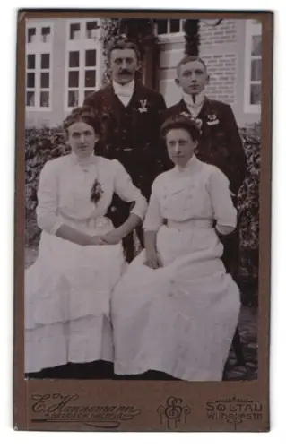 Fotografie E. Hannemann, Soltau, Wilhelmstrasse, Gruppenportrait mit vier Personen