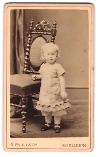 Fotografie G. Pauli & Co., Heidelberg, Kleinkind mit Stuhl