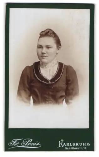 Fotografie Fr. Preis, Karlsruhe, Schillerstr. 13, Porträt einer jungen Frau