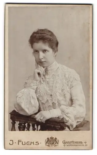 Fotografie J. Fuchs, Charlottenburg, Wilmersdorferstr. 57, Porträt einer Dame in Spitzenbluse