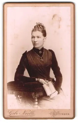 Fotografie Gebr. Noelle, Göttingen, Kurze Strasse 5, Porträt einer eleganten Dame mit Buch