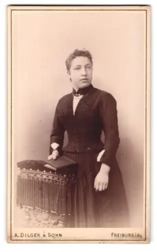 Fotografie A. Dilger & Sohn, Freiburg, Rheinstrasse 30, Frau mit elegantem Kleid