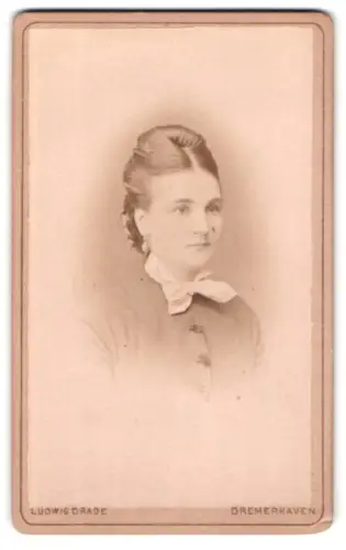 Fotografie Ludwig Brade, Bremerhaven, Fährstrasse 5, Porträt einer Frau