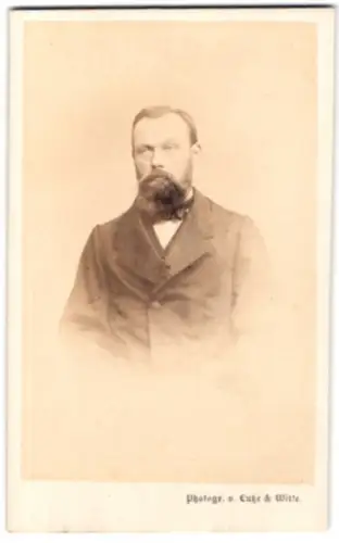 Fotografie Lutze & Witte, Berlin, Neue Friedrichstr. 50, Porträt eines Herren mit Bart