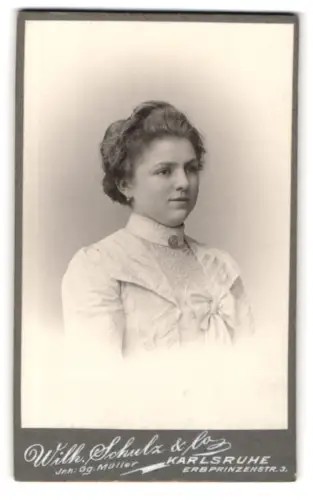Fotografie Wilh. Schulz & Co., Karlsruhe, Erbprinzenstr. 3, Porträt einer jungen Frau