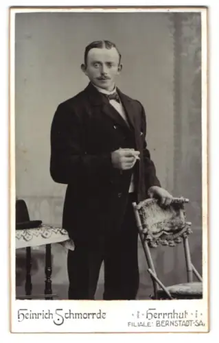 Fotografie Heinrich Schmorrde, Herrnhut, Mann mit Stuhl