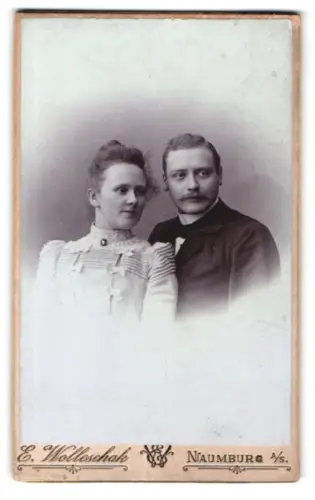 Fotografie E. Wolleschak, Naumburg, elegantes Paar im Porträt