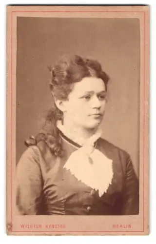 Fotografie Wilhelm Kersten, Berlin, Krausen-Str. 40, Porträt einer jungen Frau