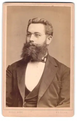 Fotografie Hugo Danz, Berlin, Jerusalemer Strasse 28, Porträt eines Herrn mit Brille