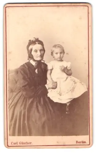 Fotografie Carl Günther, Berlin, Dorotheenstrasse 83, Dame mit Kind auf ihrem Schoss