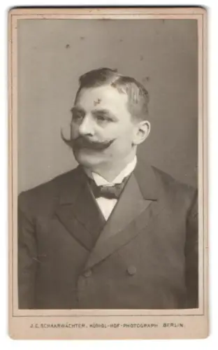 Fotografie J.C. Schaarwächter, Berlin, Leipziger Str. 130, Portrait eines Herren mit Schnurrbart