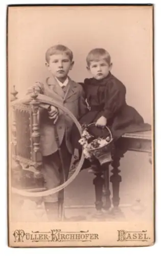 Fotografie Müller-Kirchhofer, Basel, Clarastrasse 5, Porträt zweier Kinder mit Blumenkorb und Reifen