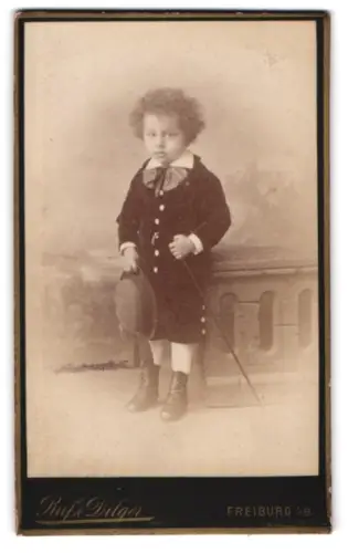 Fotografie Ruf & Dilger, Freiburg i.B., Ludwigsstrasse 2, Porträt eines Kindes mit Hut und Spazierstock