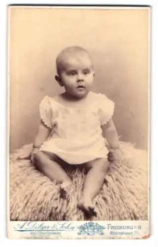 Fotografie A. Dilger & Sohn, Freiburg, Rheinstrasse 30, Kind im weissen Kleid