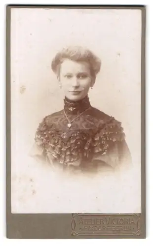 Fotografie Atelier Victoria, Rixdorf-Berlin, Hermannstrasse 211, Porträt einer jungen Frau