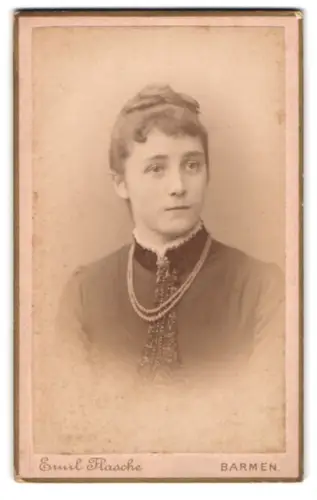 Fotografie Emil Flasche, Barmen, Heckinghauser-Str. 25, Porträt einer jungen Frau mit Perlenschmuck