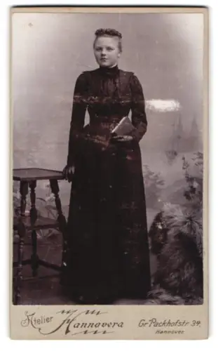 Fotografie Atelier Hannovera, Hannover, Gr. Packhofstrasse 34, Mädchen in dunklem Kleid mit Buch