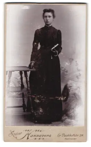 Fotografie Atelier Hannovera, Hannover, Gr. Packhofstr. 34, Junge Frau in elegantem Kleid