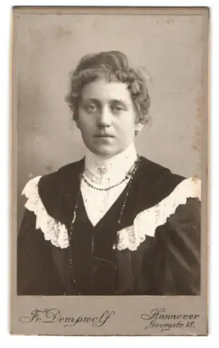 Fotografie Fr. Dempwolf, Hannover, Georgstr. 18, Elegantes Porträt einer Frau