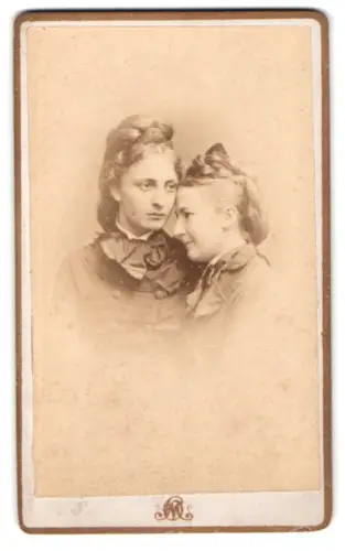 Fotografie M. Ophoven, Düren, Oberstrasse 33, Zwei Frauen zusammen im Porträt