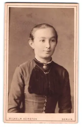 Fotografie Wilhelm Kersten, Berlin, Krausen-Str. 40, Porträt eines Mädchens