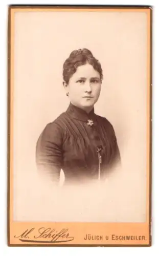 Fotografie M. Schiffer, Jülich, Grosse Roer-Str. 29a, Porträt einer Frau in dunkler Kleidung