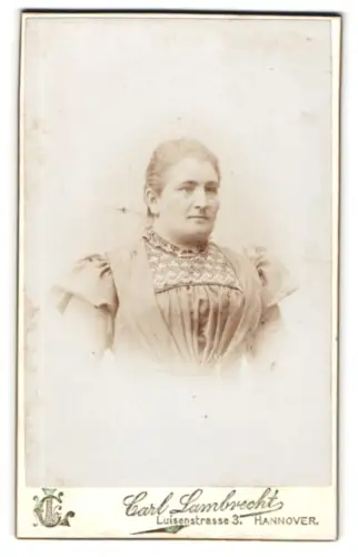 Fotografie Carl Lambrecht, Hannover, Luisenstrasse 3, Porträt einer eleganten Dame