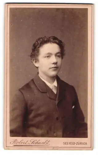 Fotografie Robert Schucht, Seefeld-Zürich, Kreuzstrasse 40, Portrait eines jungen Mannes