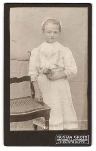 Fotografie Gustav Groth, Neustrelitz, Glambeckerstrasse 9, Mädchen in weissem Kleid