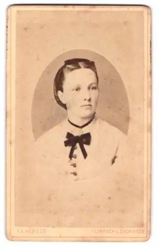 Fotografie F. X. Herzog, Lörrach, Basler Strasse 139, Porträt einer Frau mit Schleife