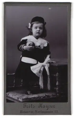 Fotografie Fritz Kayser, Hannover, Nordmannstr. 12, Kind in dunklem Kleid mit Schleife