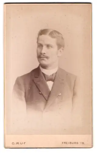 Fotografie C. Ruf, Freiburg i. B., Kaiserstrasse 5, Porträt eines jungen Mannes