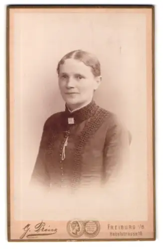 Fotografie G. Prinz, Freiburg, Hebelstrasse 10, Porträt einer eleganten Dame