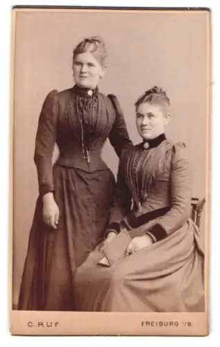 Fotografie C. Ruf, Freiburg i. B., Kaiserstrasse 5, Zwei Damen in eleganter Kleidung