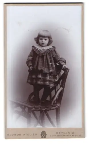 Fotografie Globus Atelier, Berlin, Leipziger-Str. 132/137, Kind auf Stuhl stehend